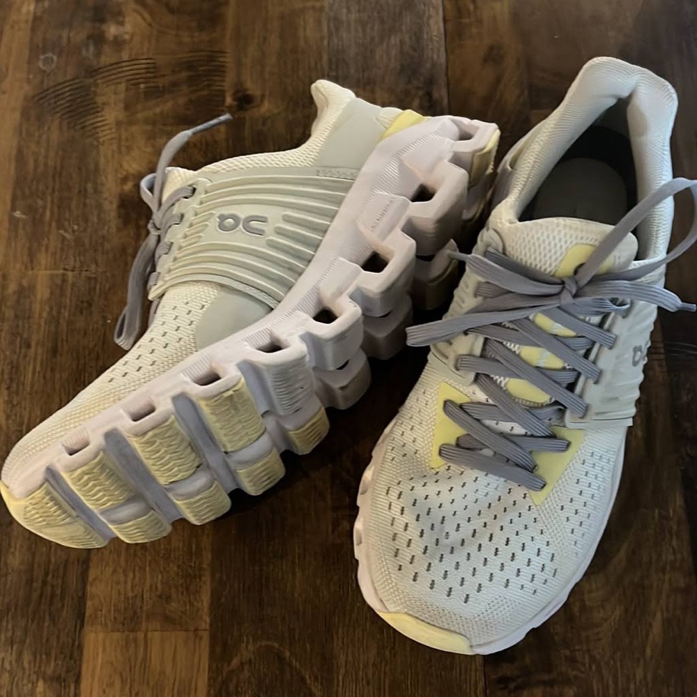 ✨On cloud running shoes size women’s 7✨